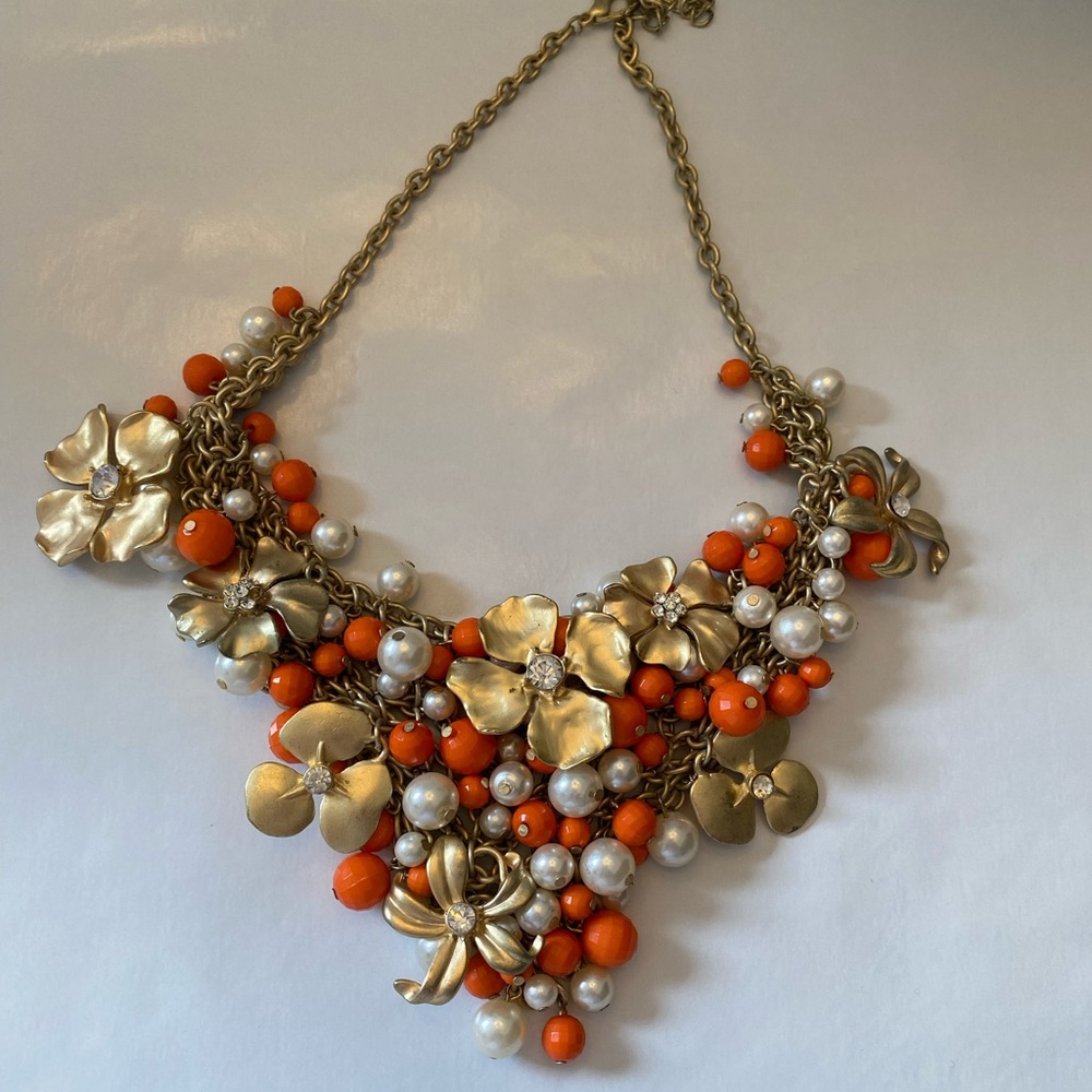 Gorgeous floral and gold necklace.